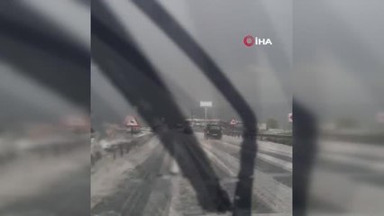 Dolu yağışı karayolunu beyaza bürüdü, sürücüler zor anlar yaşadı