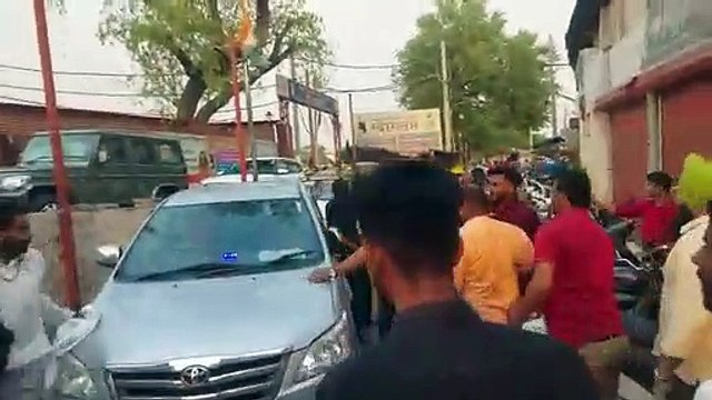 ਸ਼ਿਵਸੈਨਾ ਪਟਿਆਲਾ ਦੇ ਹਰੀਸ਼ ਸਿੰਗਲਾ ਦਾ ਹੋਇਆ ਮੰਦਰ ਦੇ ਬਾਹਰ ਕੁਟਾਪਾ, ਮੰਦਿਰ ਵਾਲਿਆਂ ਨੇ ਹਰੀਸ਼ ਸਿੰਗਲਾ ਤੇ ਲਾਏ ਮਹੌਲ ਖਰਾਬ ਕਰਣ ਦੇ ਇਲਜ਼ਾਮ।