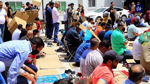 الأردنيون يؤدون صلاة الجمعة الأخيرة من رمضان