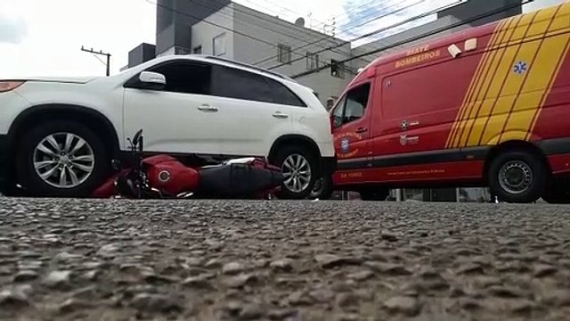 Colisão envolvendo carro e moto deixa mulher ferida no Bairro Universitário, em Cascavel