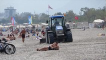Antalya'nın dünyaca ünlü Konyaaltı sahilinde traktörle düzenleme çalışması yapıldı