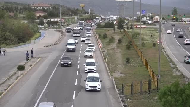 KIRIKKALE - Kilit kavşak Kırıkkale'de bayram öncesi trafik yoğunluğu başladı