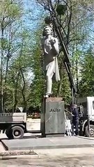 Ukrayna'nın Vinnitsya şehrinde, Rus yazar Maksim Gorki'nin heykeli yıkıldı