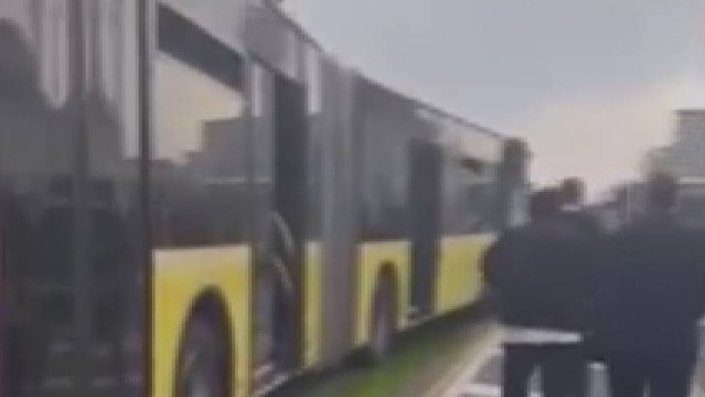 Beylikdüzü'nde iki metrobüs aracı çarpıştı