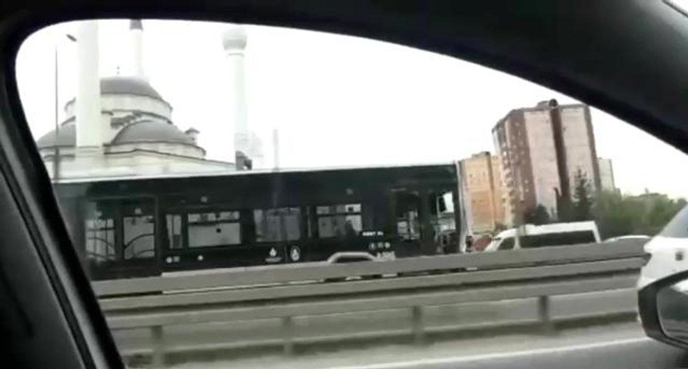 Metrobüs yolunda akıl almaz kaza, sürücüsüz metrobüs dehşet saçtı