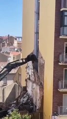 Le conducteur d'une pelleteuse fait une énorme boulette en démolissant la façade d'un immeuble