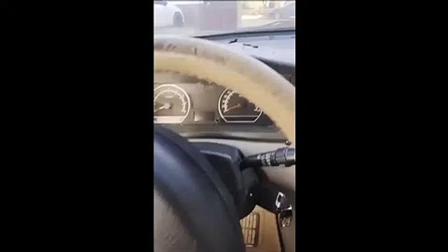 Une voiture tombe en miettes... vraiment