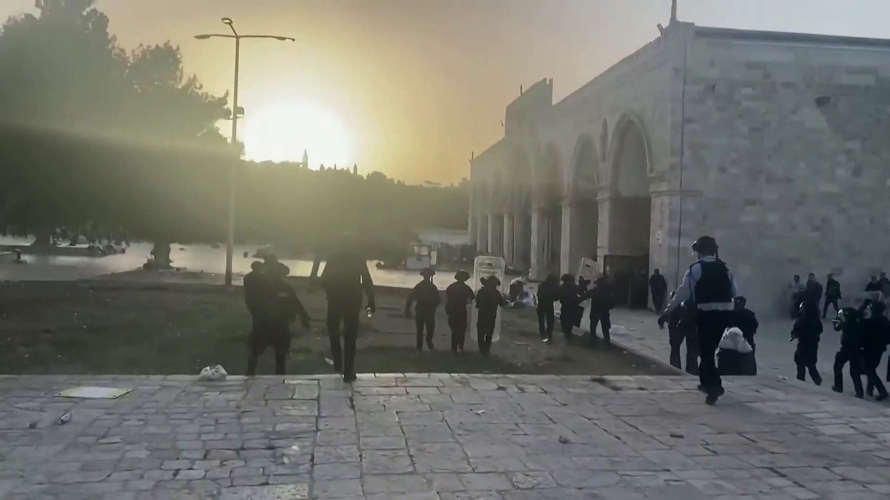 نحو 150 ألفا يؤدون صلاة الجمعة الأخيرة من رمضان في الأقصى