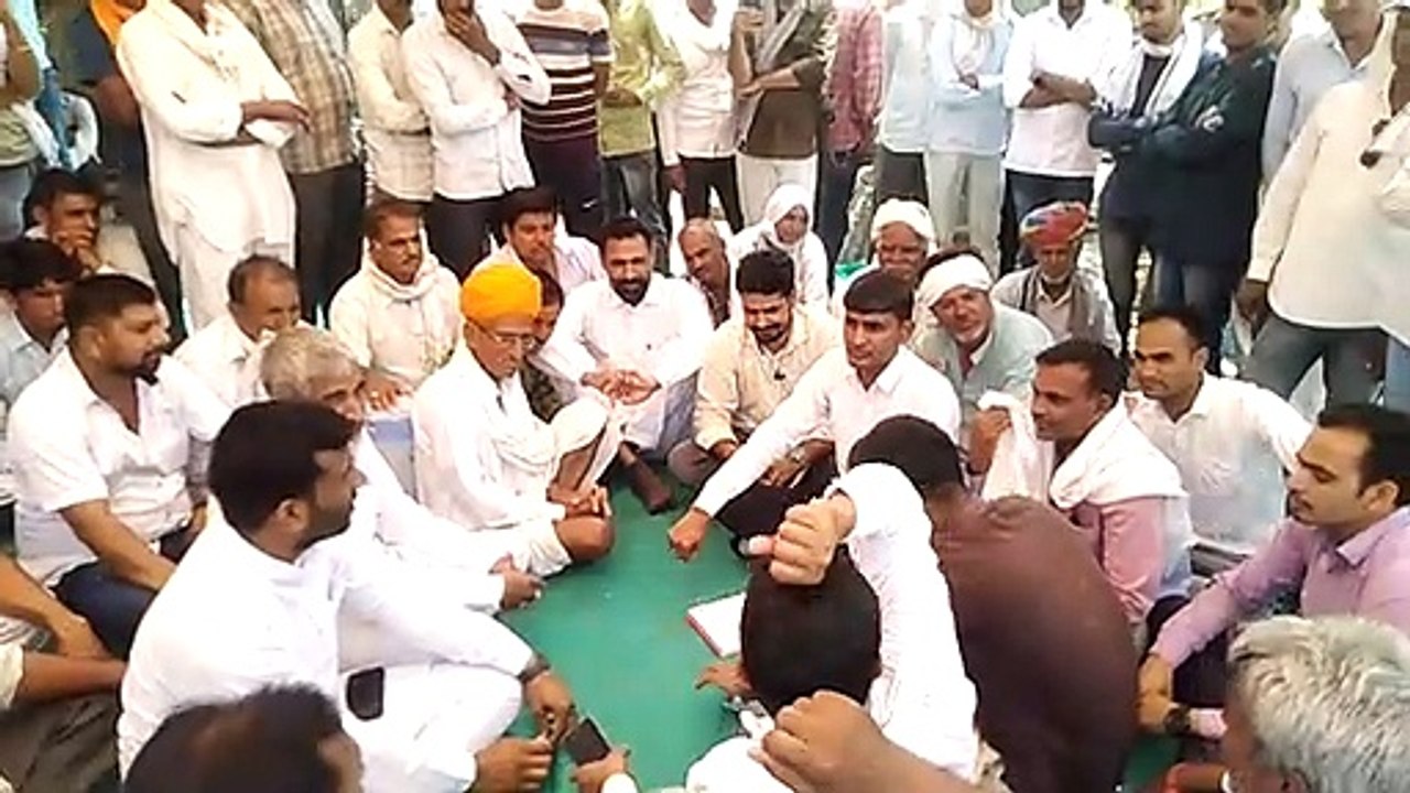 अघोषित बिजली कटौती को लेकर डिस्कॉम कार्यालय पर प्रदर्शन
