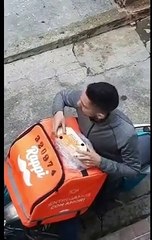 'Pillan' a supuesto domiciliario comiéndose el pedido; hasta rindió la bebida con agua