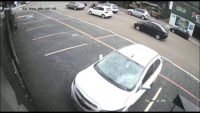 Câmera flagra colisão entre dois carros e uma moto na Rua Mal. Rondon