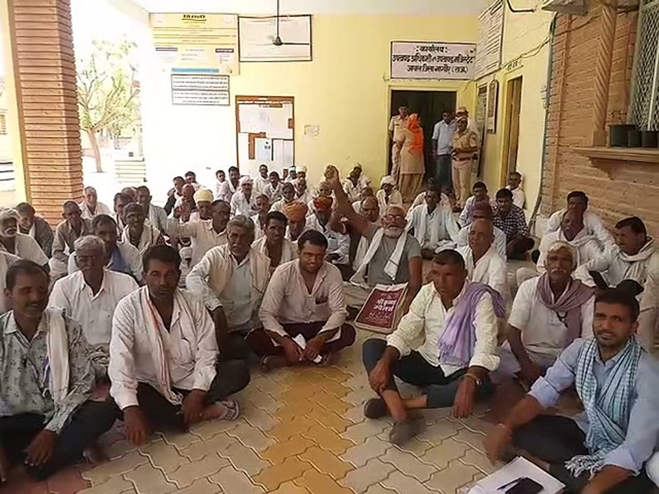 फसल बीमा क्लेम को लेकर किसानों ने किया प्रदर्शन