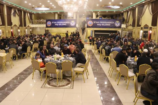 Ağrı Belediye Başkanı Savcı Sayan çalışanlarıyla iftar yaptı