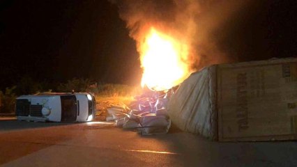 Tokat'ta 4 aracı biçerek devrilen tır alev aldı...O anlar kamerada