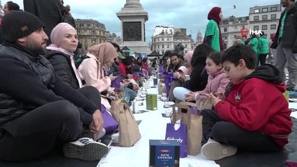 Télécharger la video: Londra'nın merkezinde iftar yemeği