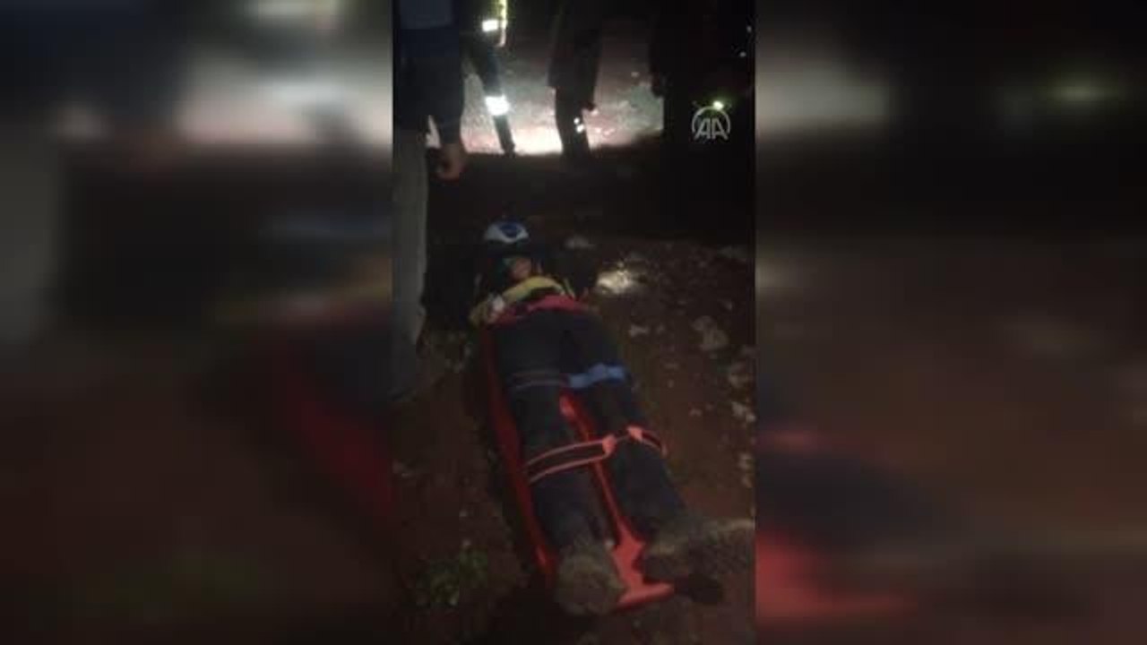 Yaylada düşerek yaralanan çobanı, itfaiye ekipleri sedyeyle 2 kilometre taşıdı