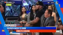 Así reacciona Ernesto Chavana al recibir el 'Micrófono de Oro'