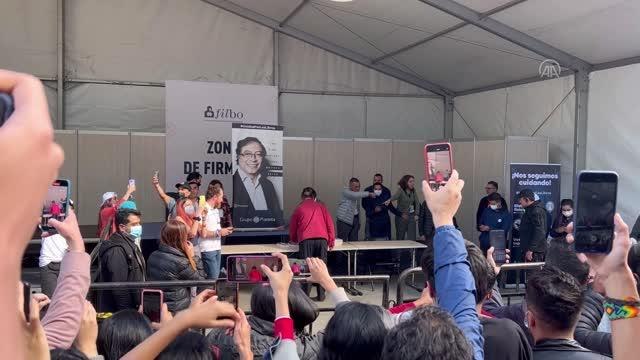 Kolombiya'da devlet başkanı adaylarından Gustavo Petro, kitabının imza gününe katıldı