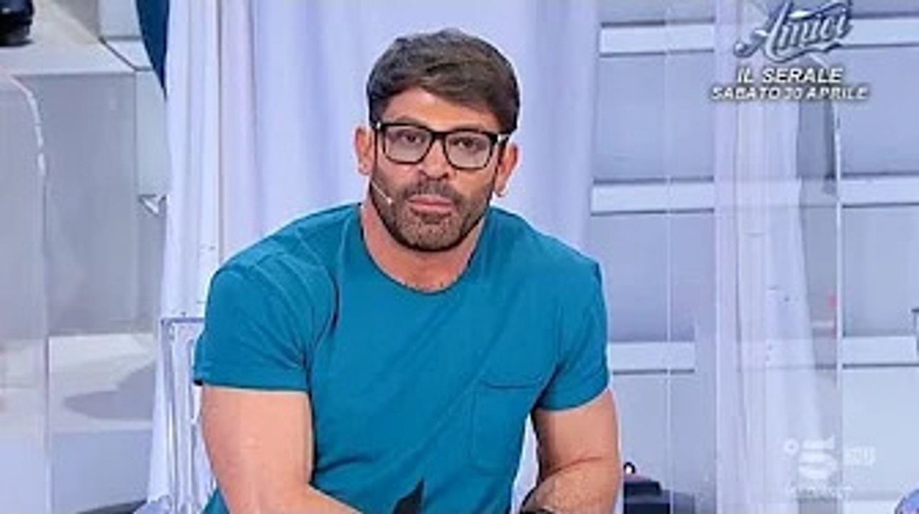 Matteo Farnea fa una serenata alla tronista  L'opinionista la sminuisce Esterna costruita Uno dei