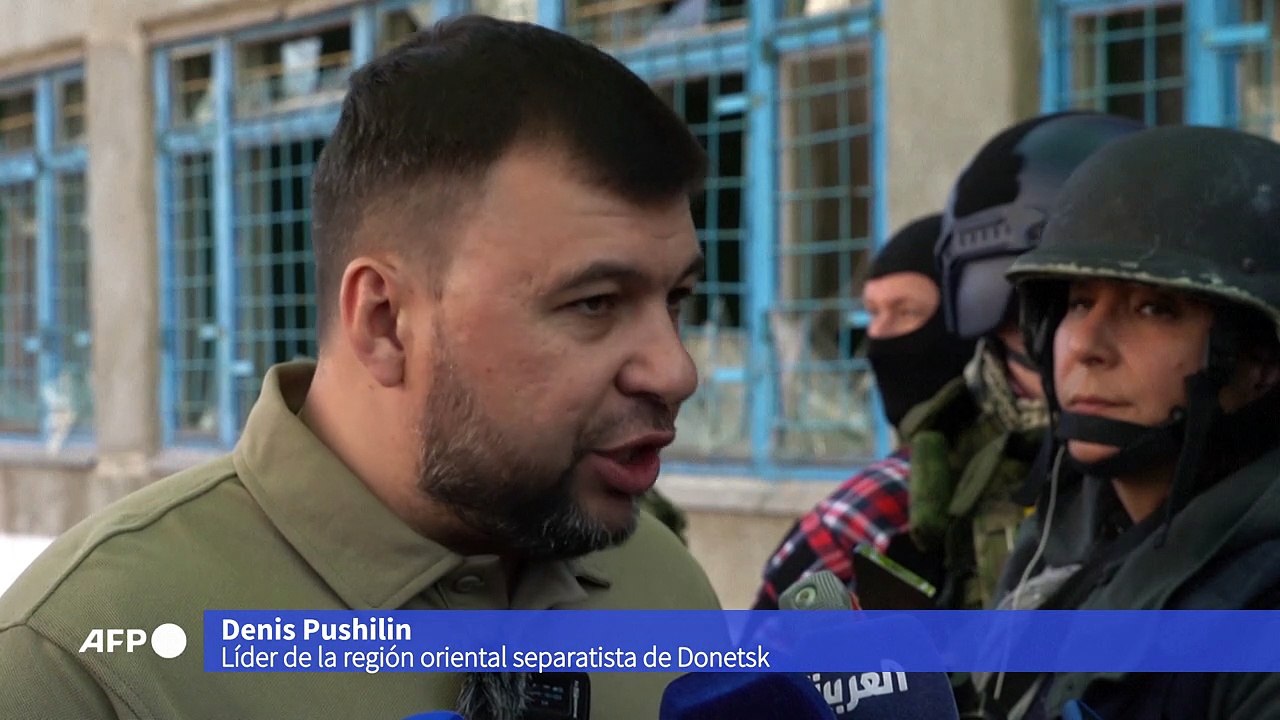 Devastación en el puerto de Mariúpol, con fondo de bombardeos contra reducto de resistencia