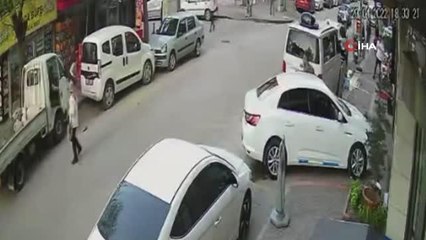 Son dakika haberi: Kamyonetin bagajını açarken şoku yaşadı...Feci kaza kamerada