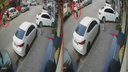 Arabasının bagajını açarken kamyonet çarptı! Yanındaki kadın ölümün kıyısından döndü