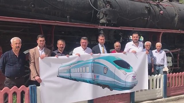 Vekillerden pankartlı protesto: “Hayallerimiz hızlı tren, gerçekler kara tren”