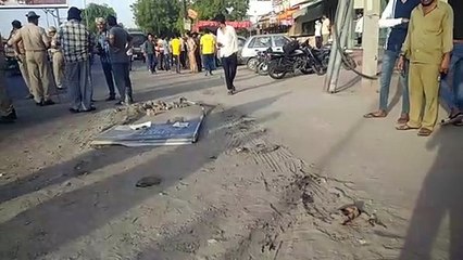 Download Video: Accident Death - अनियंत्रित ट्रक की चपेट में आने से एक युवक की मौत, दो गंभीर घायल, देखें Video...