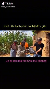Người dân châu phi bật khóc khi được team Quang Linh tặng quà: Hạnh phúc chỉ là những điều giản đơn