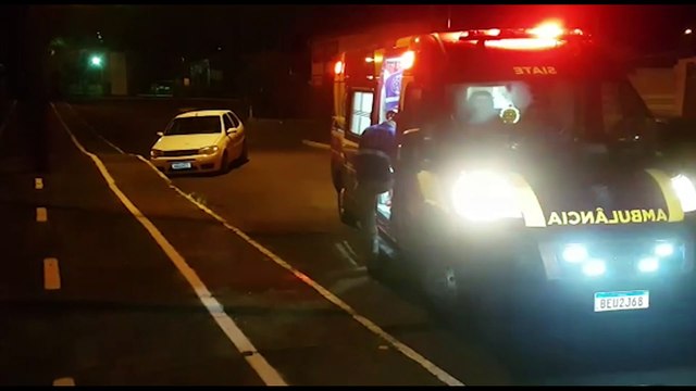 Condutor perde o controle de veículo ao desviar de gato e bate no meio fio; casal foi socorrido pelo Siate