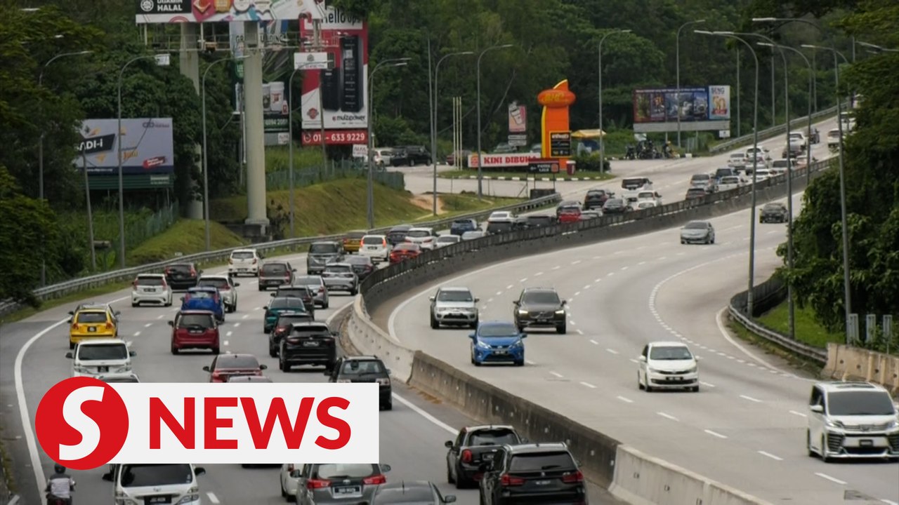 Slow traffic flow around Gombak toll plaza