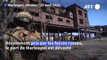 Dans le port de Marioupol dévasté, avec les bombardements d'Azovstal en fond sonore