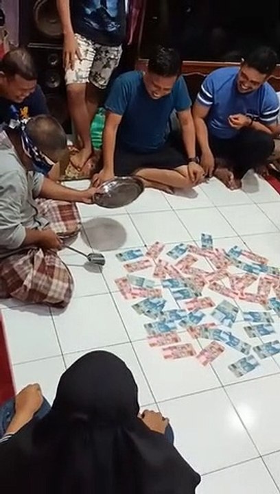 Lomba Ngambil Uang