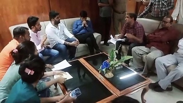 Agitation: कॉलेज की अवैध वसूली, छात्राओं ने घेरा कुलपति की कुर्सी को