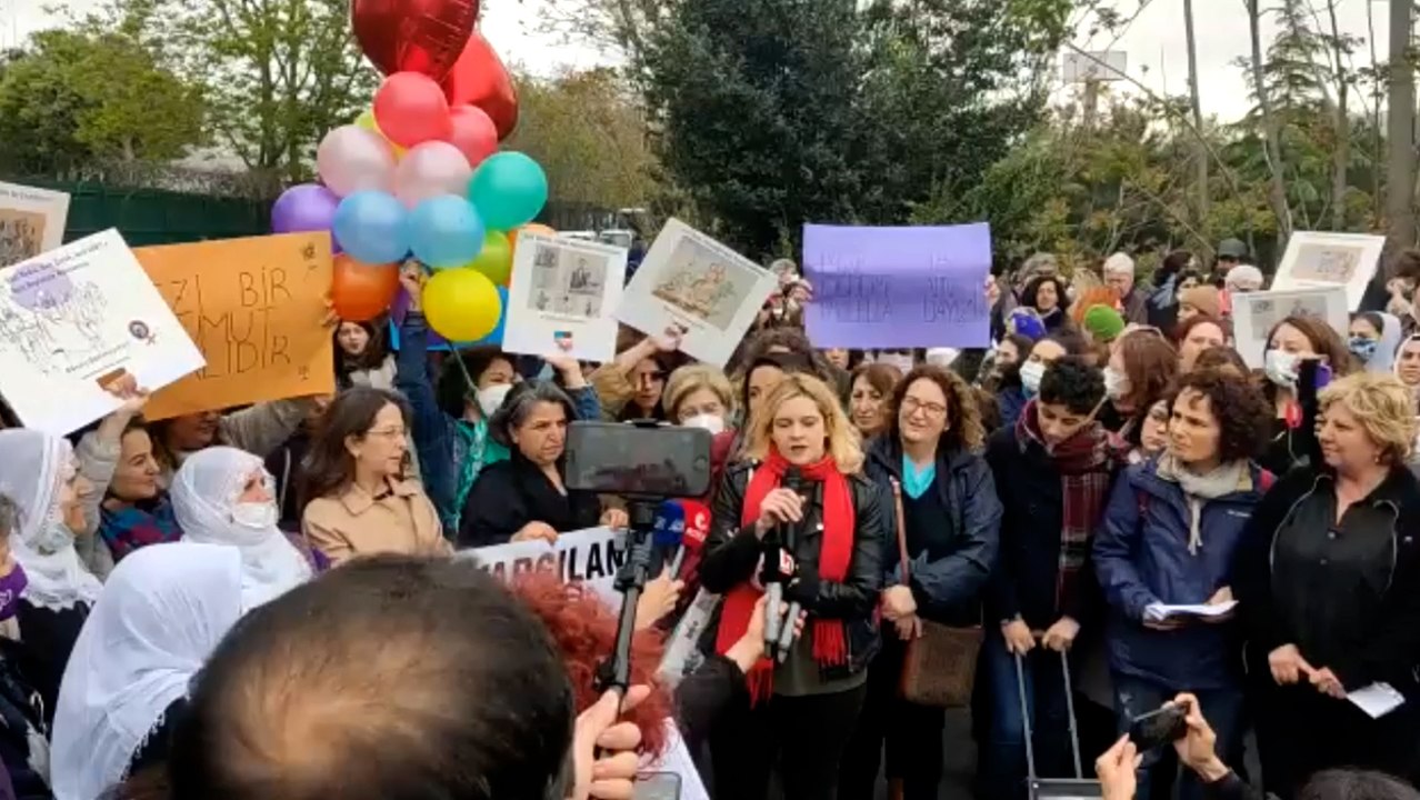 Mücella Yapıcı’nın kardeşi cezaevi önünden seslendi: Onur duyuyorum ablamla