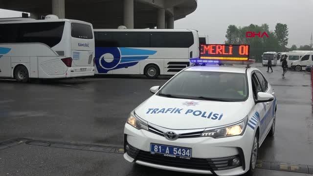 POLİS, OTOBÜSLE YOLCULUK YAPANLARI EMNİYET KEMERİ İÇİN UYARDI