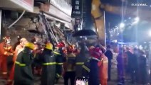 فيديو: إنقاذ خمسة اشخاص بعد انهيار مبنى سكني وتجاري في الصين