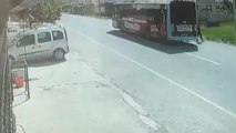 Son dakika haberi | KAHRAMANMARAŞ - Motosikletin yayaya çarpma anı güvenlik kamerasına yansıdı