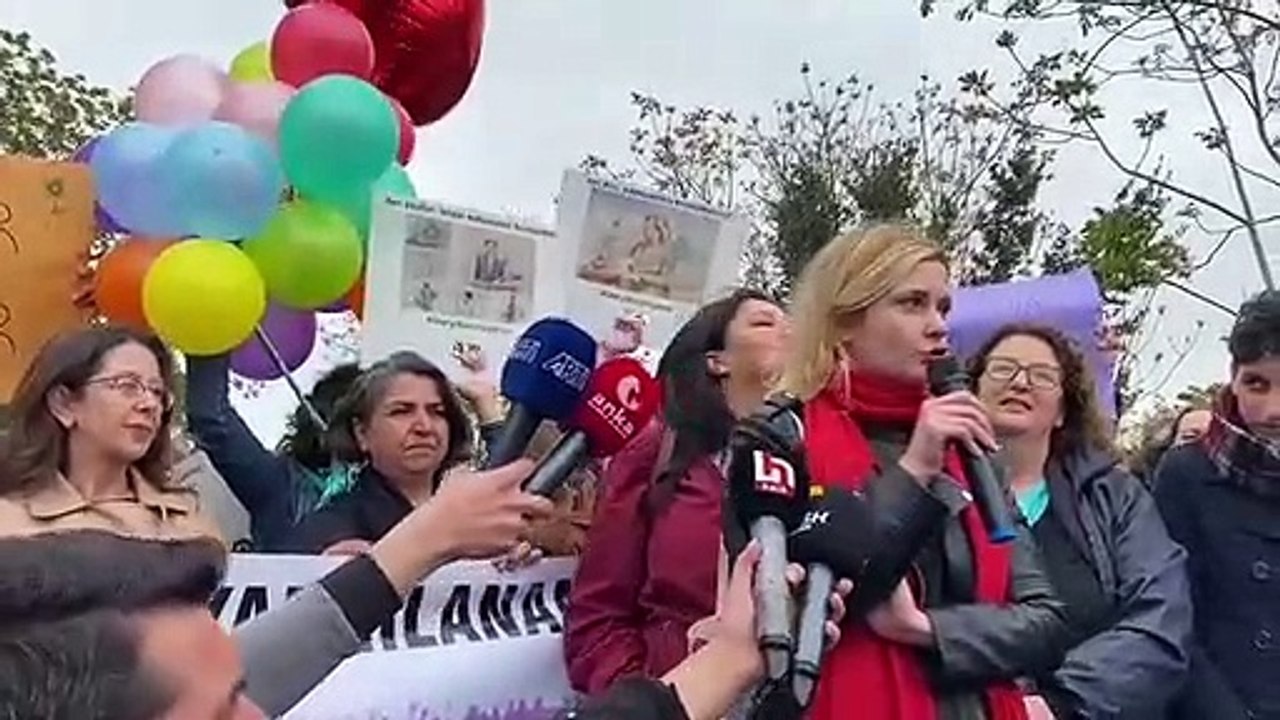 Gezi davasında tutuklanan Mücella Yapıcı’nın kardeşi cezaevi önünden seslendi: Ablamla onur duyuyorum
