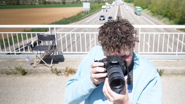 «On me prend pour un fou sur mon pont» : Adrien, le chasseur de poids-lourd de l'autoroute A7