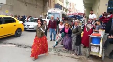 TIRNAKÇILIK YAPARKEN YAKALANAN KADINLAR ESNAFA SALDIRDI