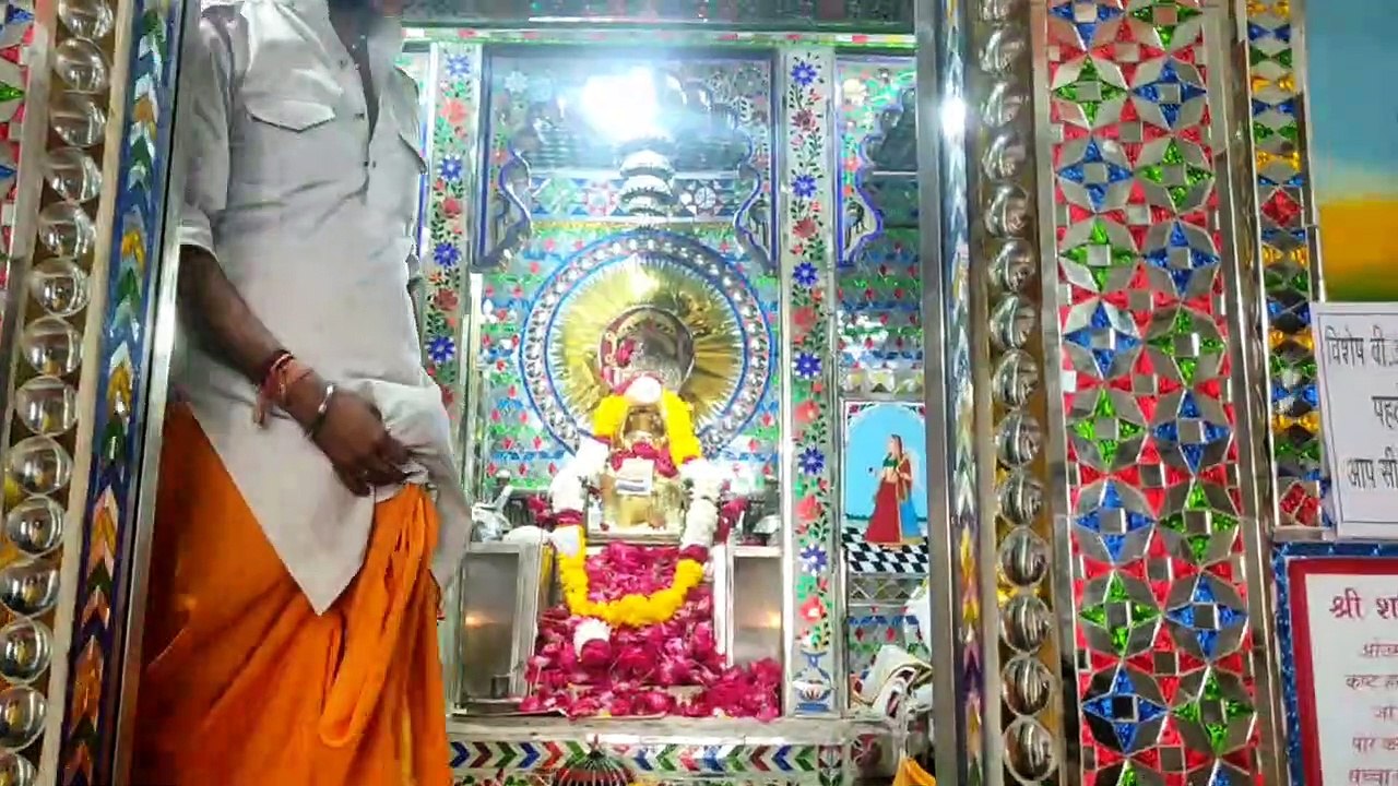 शनि अमावस्‍या पर उमड़े शनि मंदिर में भक्‍त