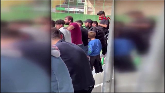 Maçta sahaya sapanla taş atan taraftar kamerada