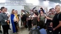 Ucranianos refugiados são recebidos com flores em aeroporto de BH