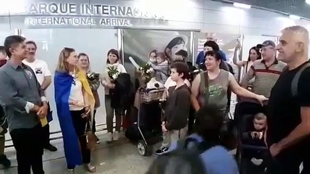 Ucranianos refugiados são recebidos com flores em aeroporto de BH