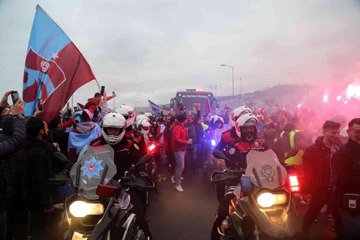 Trabzonspor kafilesi, yoğun sevgi gösterileri arasında stada ulaştı