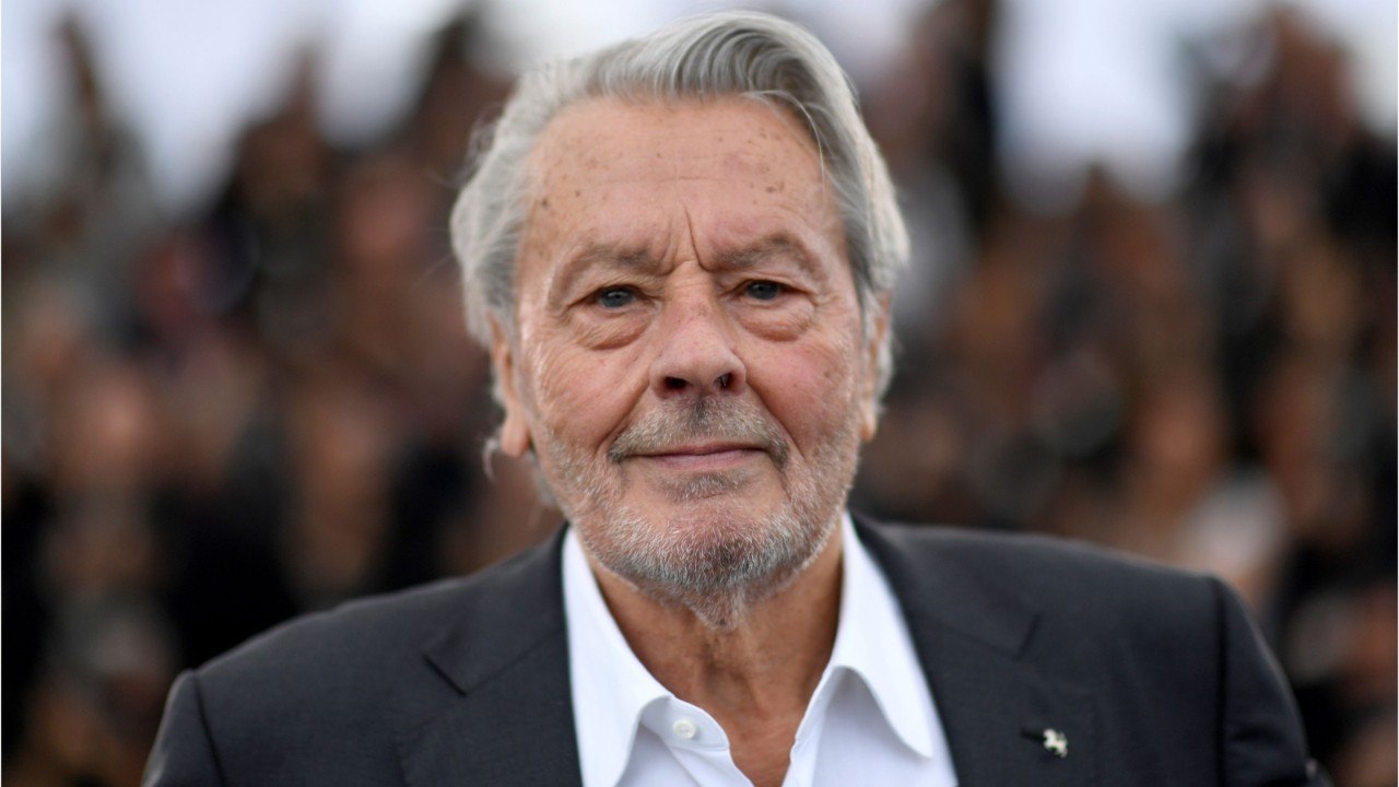 FEMME ACTUELLE - Alain Delon : ce jour où il s'est montré extrêmement violent avec son fils Anthony... qu'il a battu avec un fouet