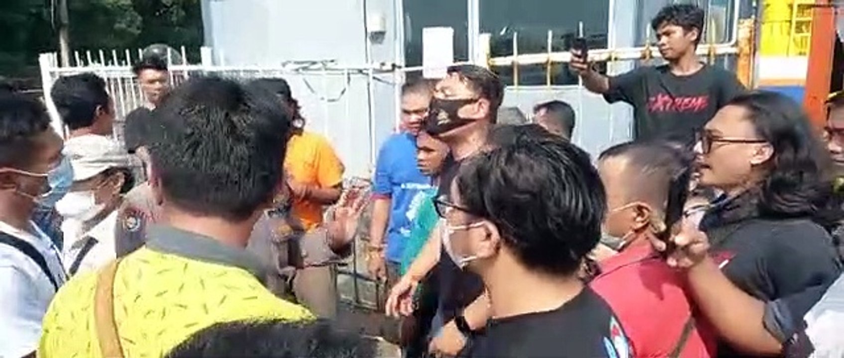 Detik-detik Pemudik Mengamuk di Dermaga 3 Pelabuhan Merak Akibat Ada Kendaraan Serobot Antrean