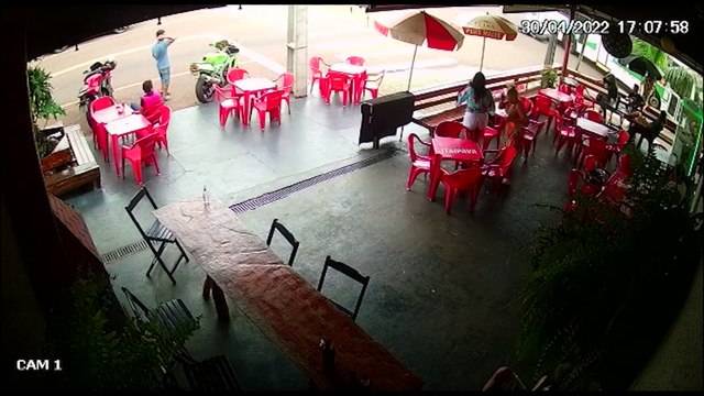 Vídeo impressionante: Motociclista quase é atropelado por ônibus em acidente no Parque São Paulo