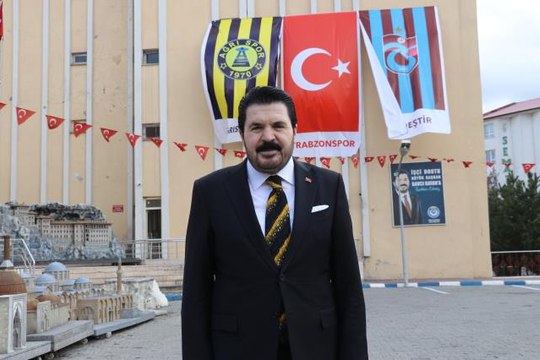 Ağrı Belediyesine Trabzonspor ve Türk bayrakları asıldı